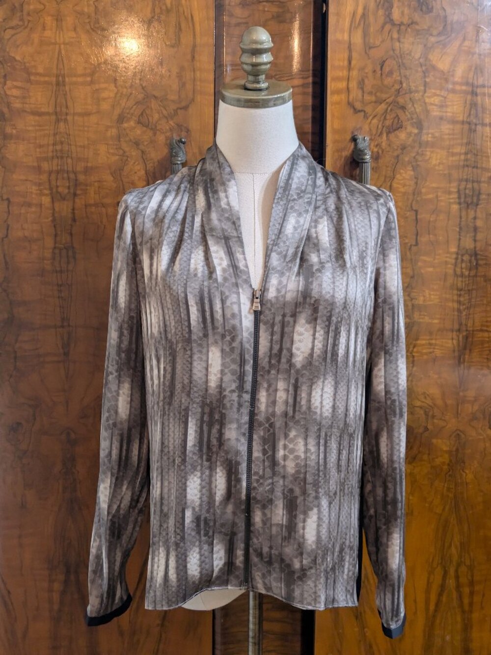 T Tahari Full Zip Snake Pattern Shirt Size S Edgy Chic Gray Long Sleeve V-Neck